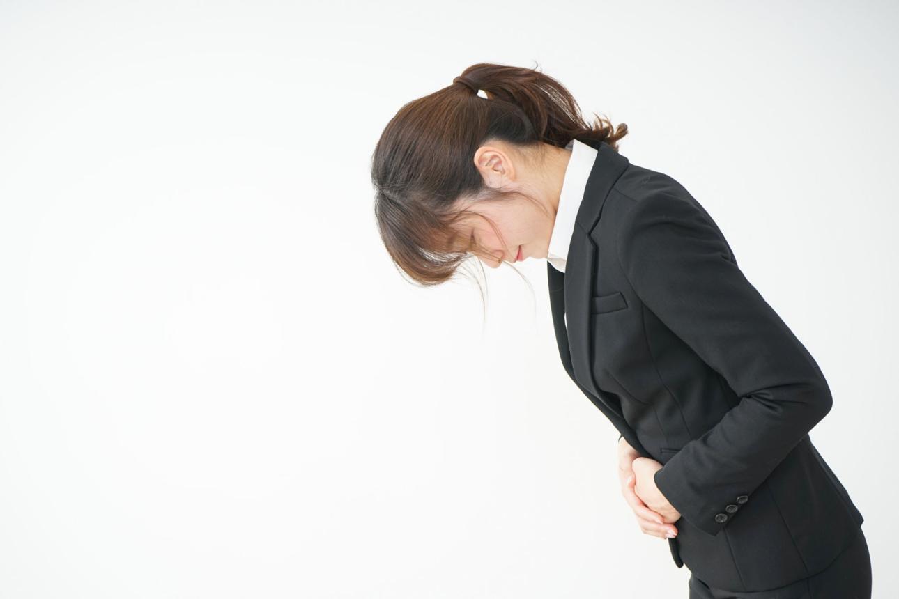 お辞儀をする女性