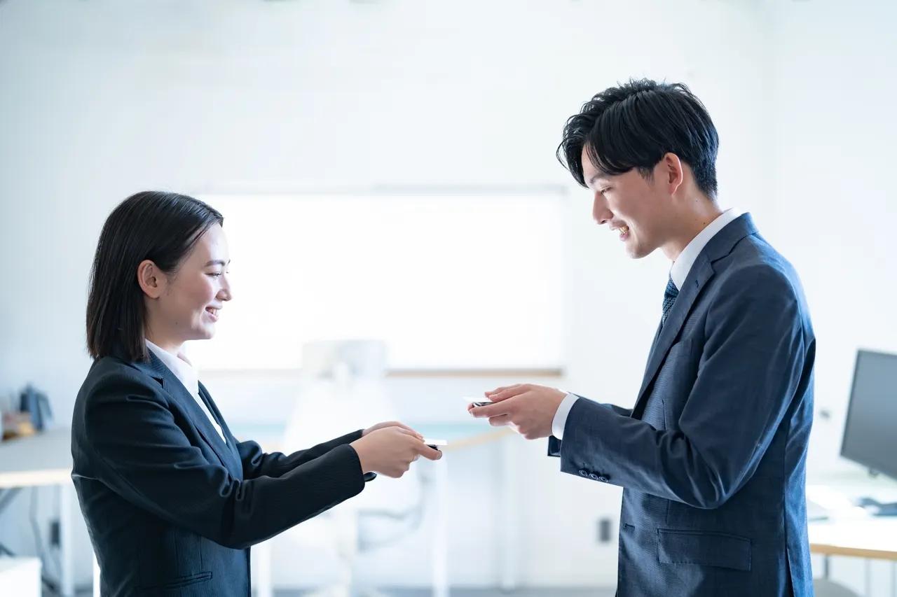 名刺を交換する男女
