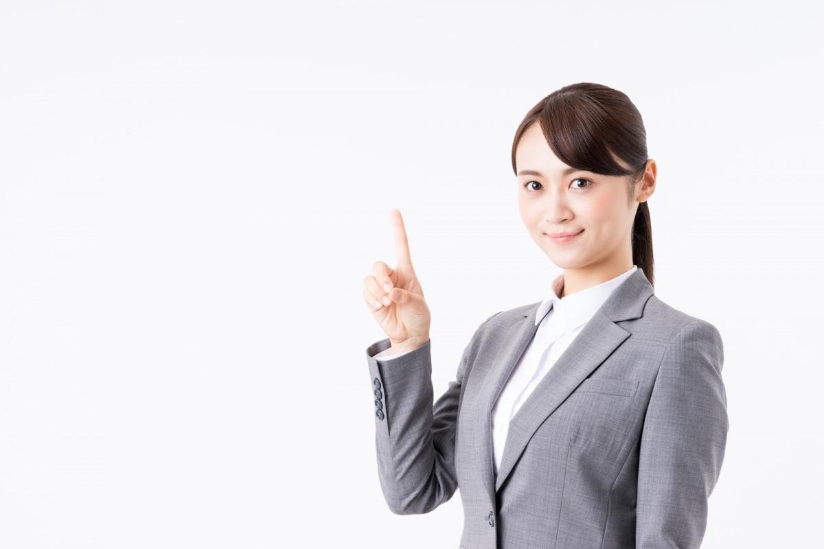女性が指を立ててコツを解説している