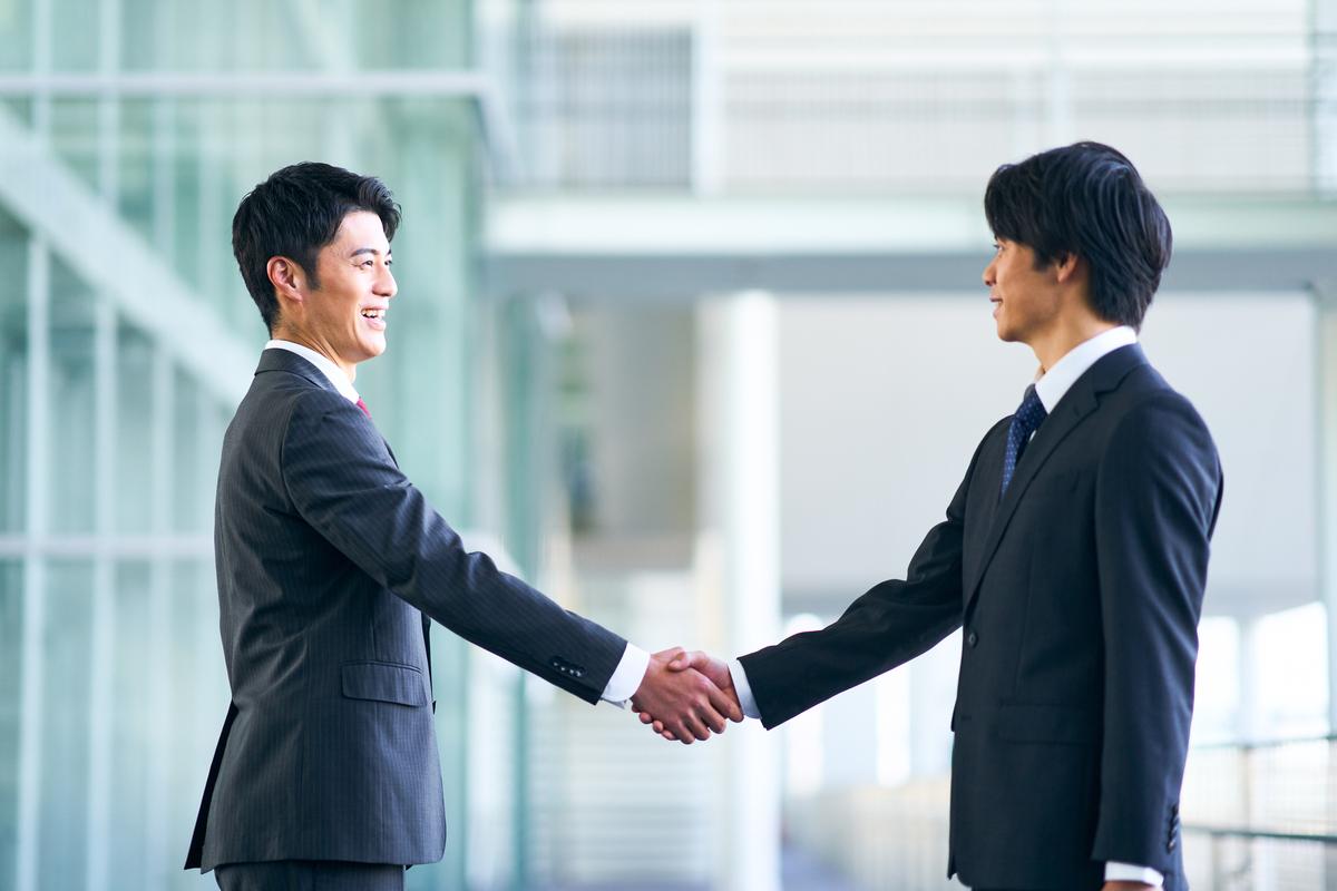 初対面の二人が握手している